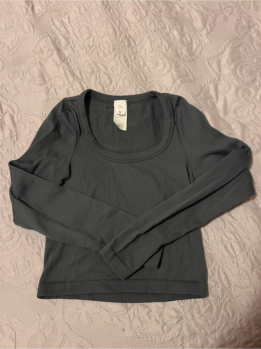 Low Neckline Long Sleeve Activewear Top Size Small